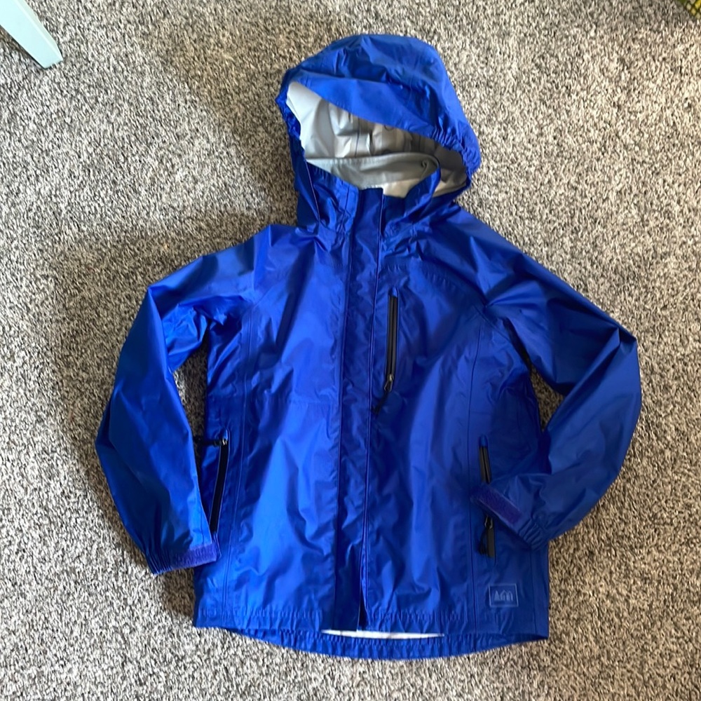 Kids REI rain coat. Rain jacket. Zipper pockets. Hood. Small size 8